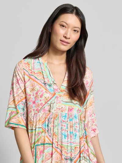 Frauenmodel trägt Maxikleid aus Viskose mit V-Ausschnitt von Emily Van den Bergh, Allover-Look, 3/4-Arm, Nahaufnahme Oberkörper.