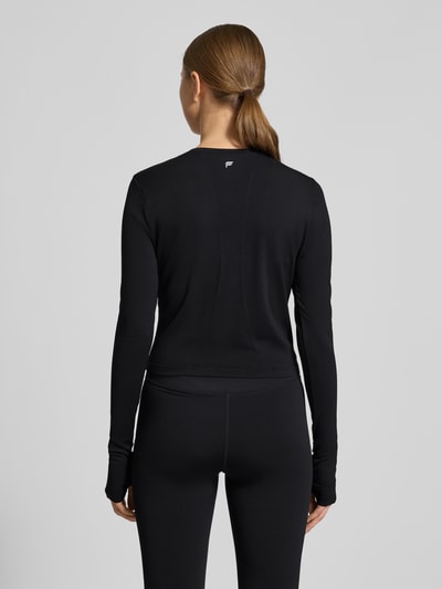 Frauenmodel trägt schwarzes Slim Fit Longsleeve mit Rundhalsausschnitt Modell 'Feather' von Fabletics aus elastischem Material-Mix, cropped, Ganzkörperansicht Rückansicht.