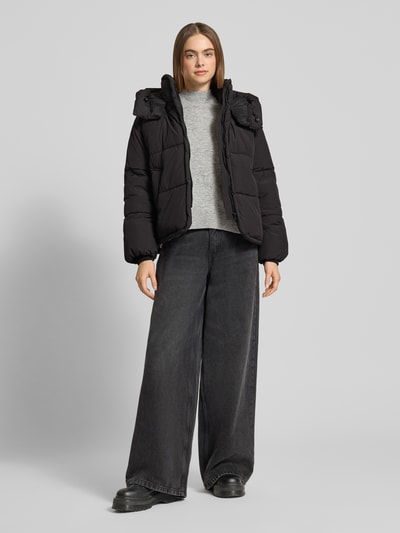 Frauenmodel trägt Regular Fit Steppjacke mit Kapuze Modell 'CORNELIA' von ONLY, Optik: Unifarben, Label-Stitching, Ganzkörperansicht von vorne.