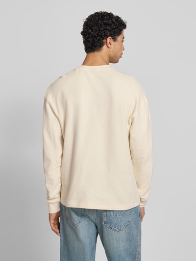 Männermodel trägt Regular Fit Sweatshirt mit Strukturmuster von KARL KANI, Reine Baumwolle, Logo-Stitching, Beige, Rückenlänge 68 cm, Ganzkörperansicht Rückansicht.