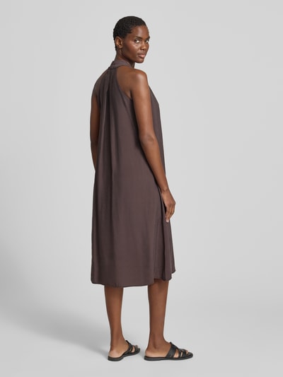 Frauenmodel trägt Neckholder-Midikleid mit Eingrifftaschen Modell 'Wordelia' von OPUS, Modal-Mix, A-Linie, Ganzkörperansicht Rückansicht