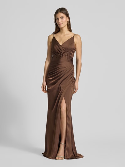 Frauenmodel trägt Abendkleid aus Satin in Wickel-Optik von Mascara, Braun, eng anliegende Passform, Spaghettiträger, Maxilänge, Gehschlitz, gelegt Falten, tiefer V-Ausschnitt, Nahtreißverschluss, Ganzkörperansicht von vorne.