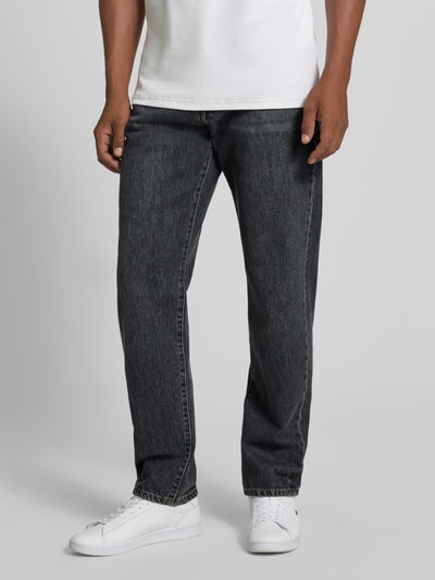 Männermodel trägt Straight Fit Jeans aus reiner Baumwolle von Paul Smith in Dunkelgrau mit 5-Pocket-Design, Nahaufnahme Oberkörper.