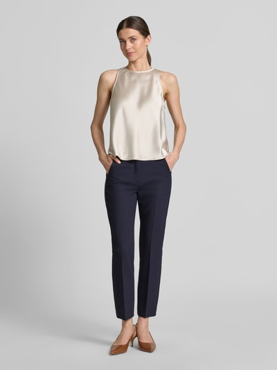 Vrouwenmodel draagt Slim Fit Bundfaltenhose mit Viskose-Anteil Modell 'RANA' van Weekend Max Mara in effen navy, high waist met bandplooien, zij- en achterzakken, webstof, label stitching detail, geheel vooraanzicht.