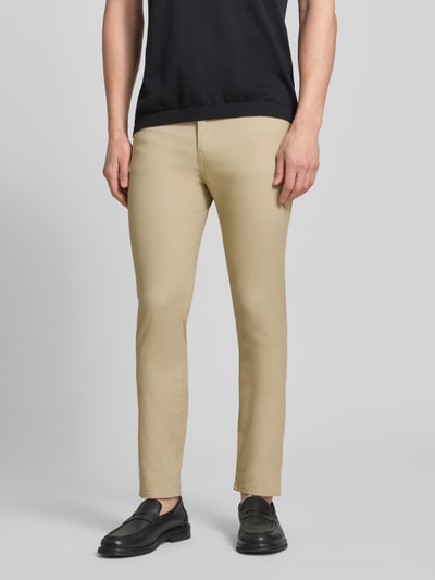 Männermodel trägt Slim Fit Modell Chino aus Baumwoll-Mix 'DELAWARE5' von BOSS in Beige, unifarben, 5-Pocket-Design, Ganzkörperansicht von vorne.