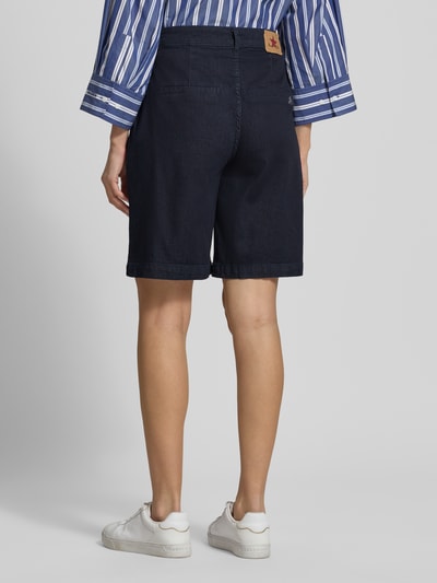 Frauenmodel trägt Chino-Shorts mit Gesäßleistentaschen von Buena Vista aus Baumwoll-Mix mit Stretch-Anteil, Wide-Fit, Ganzkörperansicht Rückansicht.
