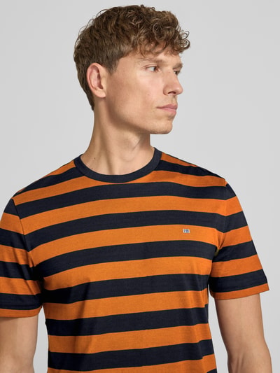 Männermodel trägt Regular Fit T-Shirt mit Logo-Stitching von Christian Berg Men aus Reine Baumwolle, Rundhalsausschnitt, Nahaufnahme Oberkörper.