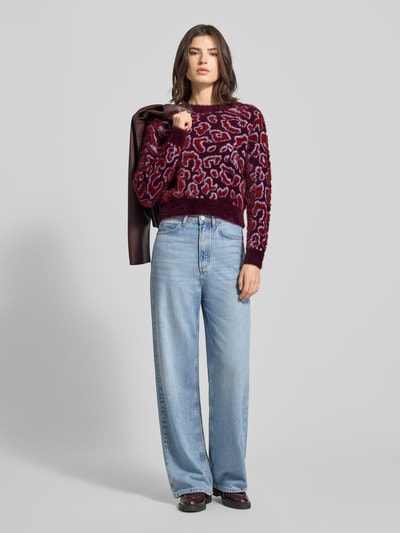 Vero Moda Sweter z dzianiny o kroju regular fit ze wzorem na całej powierzchni model ‘JUNGLE’ Bordowy 1