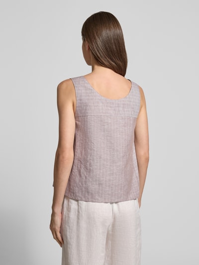 Frauenmodel trägt Blusentop aus Leinen-Mix mit breiten Trägern von MM by Max Mara, lockere Passform, beige mit feinen Streifen, Rückenlänge 47 cm, Ganzkörperansicht Rückansicht.