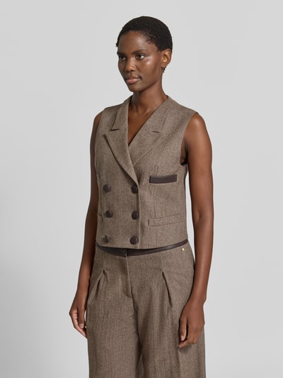 Frauenmodel trägt Weste aus Schurwoll-Mix mit Reverskragen von Armani Exchange in Braun, Zweireiher, Regular Fit, Ganzkörperansicht von vorne.