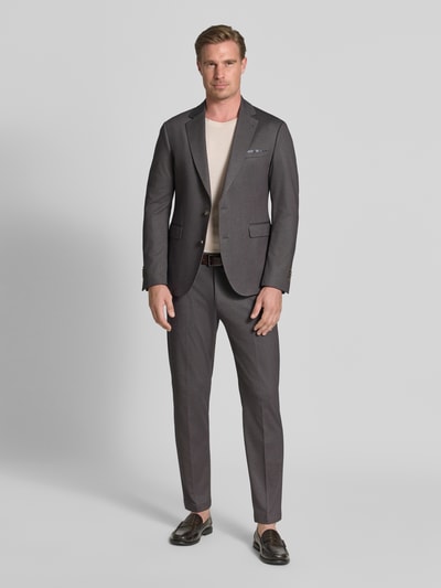 Männermodel trägt Regular Fit Sakko mit Viskose-Anteil Modell 'Data' von CINQUE in Grau mit 2-Knopfleiste, Ganzkörperansicht von vorne. Elastischer Material-Mix, Reverskragen, Pattentaschen.