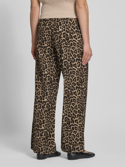 Frauenmodel trägt Regular Fit Weite Hose aus Viskose Modell 'ARIS' von Only, Optik:Allover-Muster Animal-Print, Ganzkörperansicht Rückansicht.
