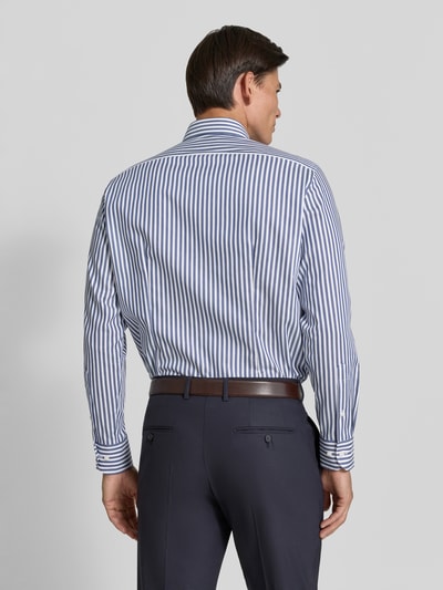 Männermodel trägt Modern Fit Businesshemd aus reiner Baumwolle von OLYMP, Längsstreifen in Blau und Weiß, Ganzkörperansicht Rückansicht, Herren Businesshemd von OLYMP