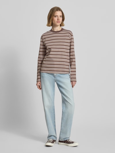 Frauenmodel trägt Boxy Fit Longsleeve Modell 'SOPHIA' von JJXX aus Reine Baumwolle mit Streifenmuster, Rundhalsausschnitt, Rückenlänge bei Größe S: 53 cm, Ganzkörperansicht von vorne.
