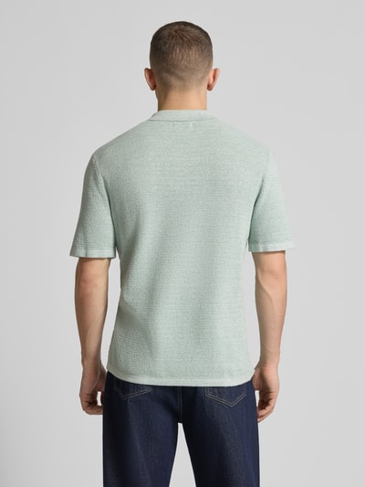 Männermodel trägt Regular Fit Poloshirt mit Strukturmuster Modell 'GEORGE' von Jack & Jones im Baumwoll-Mix, Rückansicht Ganzkörperansicht.