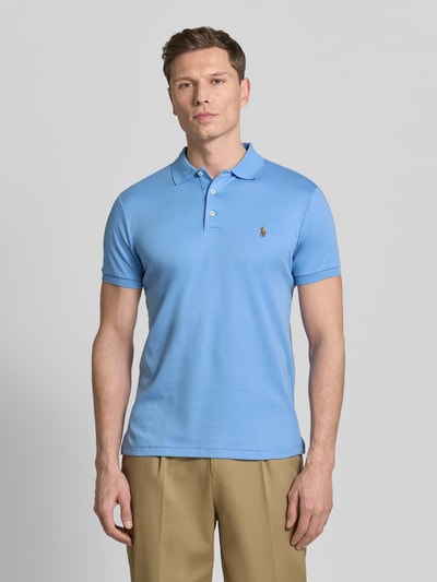 Männermodel trägt Regular Fit Poloshirt aus reiner Baumwolle von Polo Ralph Lauren in Hellblau, unifarben, Logo-Stitching, Ganzkörperansicht von vorne.