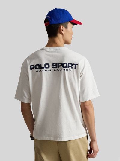 Männermodel trägt Regular Fit T-Shirt aus reiner Baumwolle von Polo Ralph Lauren, unifarben mit Rücken-Print, Ganzkörperansicht Rückansicht.