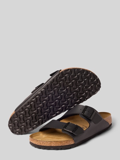Produktfoto, Hausschuhe in Leder-Optik Modell 'ARIZONA' von Birkenstock, zwarte Leerlook, afgeronde pasvorm, birko-flor®, normale voetwijdte, open hiel, logodetail, hakhoogte 3 cm, maat 44