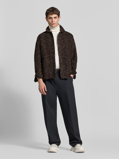 Männermodel trägt Relaxed Fit Jacke mit Baumwoll-Anteil von Forét, Material-Mix, Bouclé, schwarz-braune Töne, Ganzkörperansicht von vorne