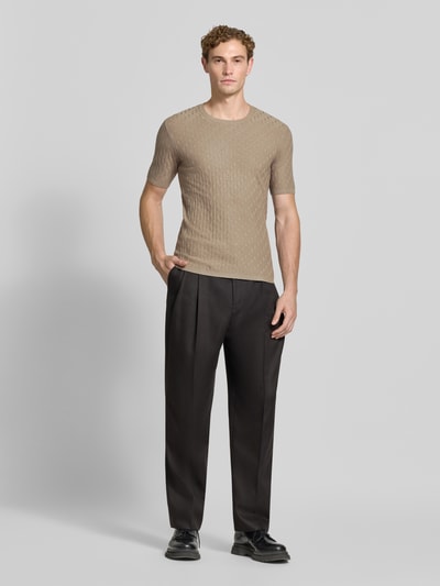 Männermodel trägt T-Shirt aus Viskose-Mix in Strick-Optik von Emporio Armani in Beige mit schmaler Passform, Ganzkörperansicht von vorne.