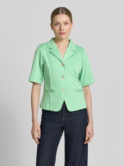 Frauenmodel trägt Blazer mit Viskose-Anteil Modell 'Kate' von ICHI in Mintgrün, Elastischer-Material-Mix, Tailliert, Reverskragen, Halbarm, Knopfleiste, Paspeltaschen, Ganzkörperansicht von vorne.