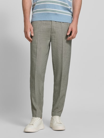 Männermodel trägt Hose mit elastischem Bund Modell 'PILOU' von Casual Friday aus Material-Mix mit Leinen-Anteil in Grau, Nahaufnahme Unterkörper, Regular-Fit, Bundweite 42 cm, Innenbeinlänge 73 cm, Größe M.