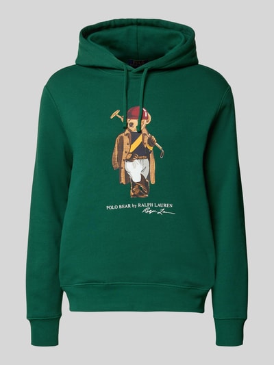 Produktfoto, Regular Fit Hoodie aus Baumwoll-Mix von Polo Ralph Lauren für Herren, Optik: Unifarben mit Motiv-Print, Materialverarbeitung: Sweat, gerippte Abschlüsse, grüne Farbe, glatte Textur.