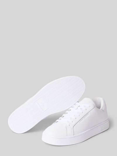 Produktfoto, weißer Sneaker mit Label-Details Modell 'LONDON ACTION' von Armani Exchange, glatte Textur, abgerundete Spitze, Schnürung, Absatzhöhe 3 cm, Schafthöhe 8 cm, Schaftweite 8 cm