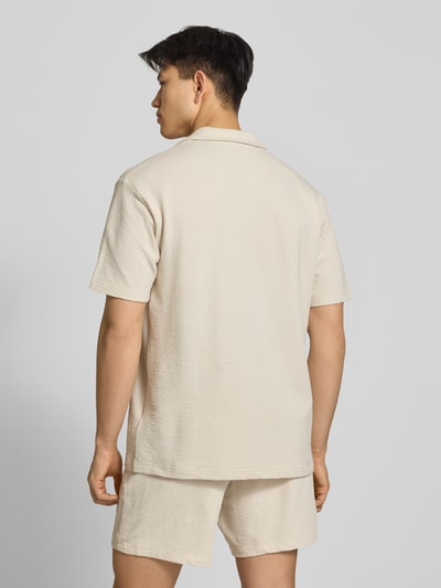 Männermodel trägt Regular Fit T-Shirt mit Logo-Stitching von PUMA PERFORMANCE in Beige mit Strukturmuster, Baumwoll-Mix, Ganzkörperansicht Rückansicht.
