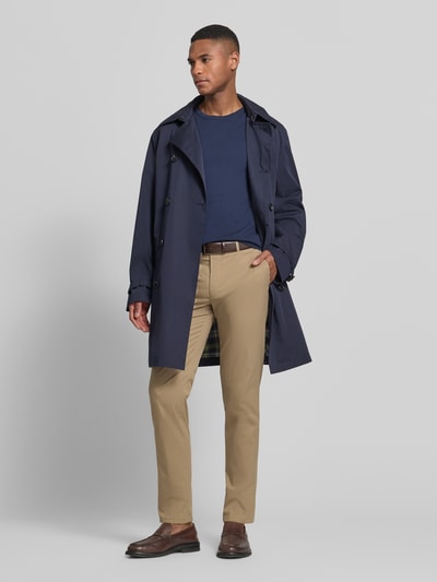 Männermodel trägt Hose mit Gesäßtaschen Modell 'Lupus' von Mmx aus Baumwoll-Mix mit Stretch-Anteil, Regular-Fit, Eingrifftaschen, Ganzkörperansicht von vorne.