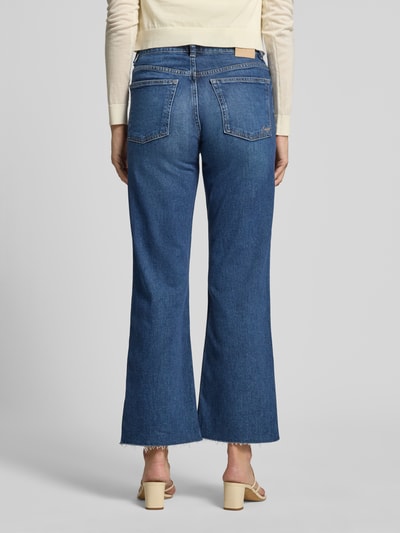 Frauenmodel trägt Regular Fit Bootcut-Jeans aus Baumwoll-Mix Modell 'C_ANGELA MR' von BOSS Orange in mittelblauer Jeans-Optik, Ganzkörperansicht Rückansicht.