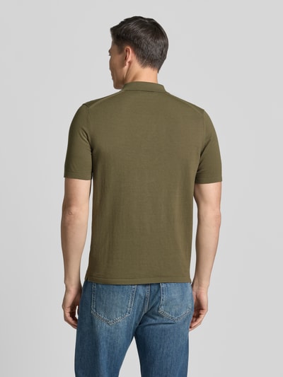 Mężczyznamodel nosi Regular Fit Poloshirt mit kurzem Reißverschluss Modell 'ORBIT' von Tiger Of Sweden z bawełny, kolor oliwkowy, kołnierzyk polo, długość tyłu w rozmiarze M: 68 cm, Ganzkörperansicht Rückansicht.