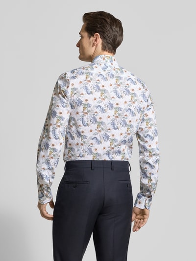 Männermodel trägt Slim Fit Businesshemd aus Baumwoll-Mix von OLYMP Level Five met bloemenprint, Kentkraag, knoopsluiting, ruglengte 84 cm, schouderbreedte 44 cm, mouwlengte 72 cm, mix van katoen en elastaan, zakelijke look, kleuren wit, blauw en bruin, gladde textuur. Ganzkörperansicht Rückansicht.