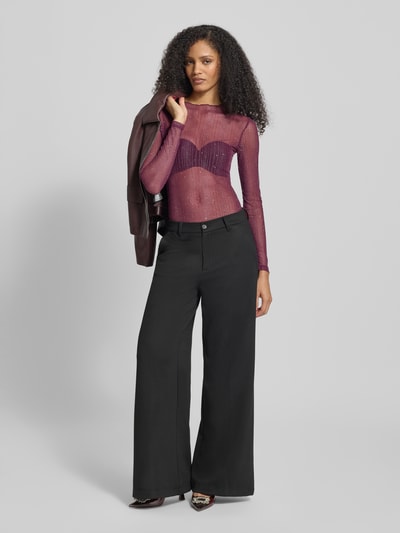 Frauenmodel trägt Longsleeve in semitransparentem Design Modell 'TURNO' von Vila in dunklem Beerenton mit Regular-Fit, Rundhalsausschnitt und Material-Mix mit Stretch-Anteil, kombiniert zu schwarzer Hose, Rückenlänge bei Größe S: 57 cm, Ganzkörperansicht von vorne.