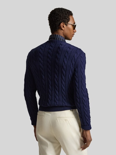 Mężczyznamodel nosi Regular Fit Strickpullover aus reiner Baumwolle von Polo Ralph Lauren, granatowy, wzór warkoczowy, perspektywa całej sylwetki z tyłu.
