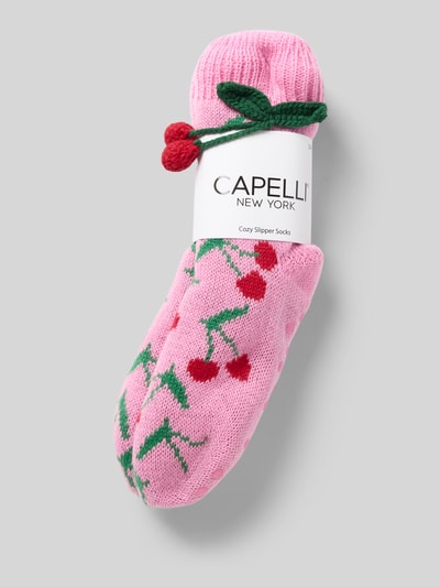 Produktfoto, Socken mit Noppen und Allover-Muster Modell 'Cherry' von CAPELLI NEW YORK in Rosa mit roten Kirschen, Strick-Optik, gerippter Abschluss, Häkel-Besatz