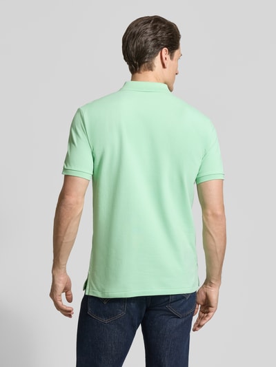 Mężczyznęmodel nosi Slim Fit Poloshirt aus Baumwoll-Mix von Polo Ralph Lauren, gładki miętowy pikowany bawełniano-syntetyczny materiał, krótki rękaw, polokołnierzyk, logo, widok całej sylwetki z tyłu.