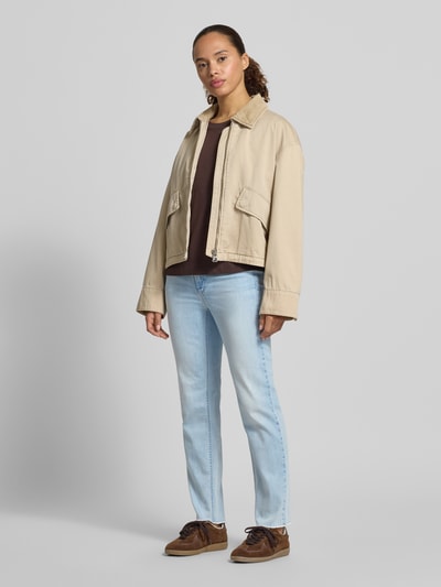 Frauenmodel trägt Tapered Fit Jeans aus Baumwoll-Mix Modell 'PIPER' von Cambio, helle Waschung, Damen Tapered Fit Jeans, Ganzkörperansicht von vorne.