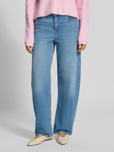 Frauenmodel trägt blaue Barrel Jeans aus Baumwoll-Mix Modell 'GRACE' von PIECES, klassische Waschung, Damen Barrel Jeans, Nahaufnahme Unterkörper.