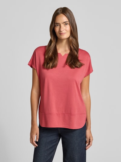 Vrouwenmodel draagt Regular Fit T-shirt aus Modal-Mix van Tom Tailor, effen rood, zachte stof, voorkantaanzicht bovenlichaam, dames T-shirt.