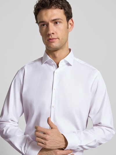 Männermodel trägt Modern Fit Business-Hemd mit Haifischkragen von Jake*s in Weiß, Reine Baumwolle, glatte Struktur, Nahaufnahme Oberkörper.