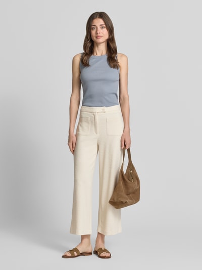 Frauenmodel trägt Hose aus Viskose-Mix mit Strukturmuster Modell 'KATE LUMINA' von ICHI, Cremefarbe, Wide Leg, Nahaufnahme Ganzkörperansicht von vorne, Damen HOSE mit Stretch-Anteil, AufgesetzteTaschen, Bundweite 39 cm, Innenbeinlänge 64 cm.