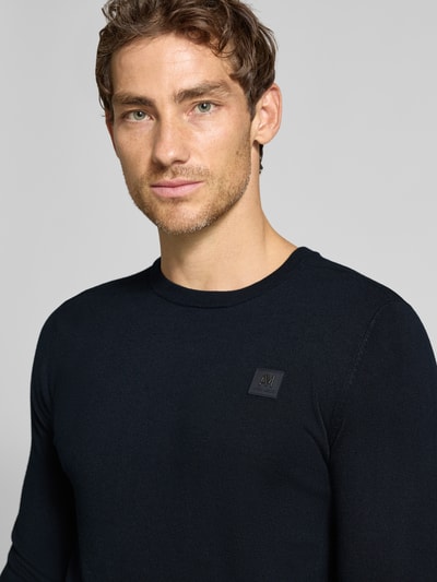 Männermodel trägt Regular Fit Sweatshirt aus elastischem Viskose-Mix von Antony Morato in Dunkelblau, Label-Detail sichtbar, Nahaufnahme Oberkörper.