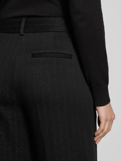 Frauenmodel trägt Regular Fit Weite Hose mit Baumwoll-Anteil von Tom Tailor, Optik: Unifarben, Muster: gestreift, Effektgarn, Label-Patch, Detailaufnahme Rückansicht.