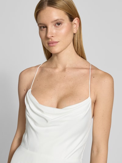 Vrouwenmodel draagt Avondjurk met vetersluiting aan de achterkant en watervalhals van V.M., elastische materiaalmix, a-lijn, maxi-jurk, nahaufnahme bovenlichaam.