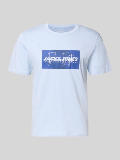 Produktfoto, Regular Fit T-Shirt aus reiner Baumwolle Modell 'COLE' von Jack & Jones in Hellblau mit blauem Label-Print, Rundhalsausschnitt, glatte Textur