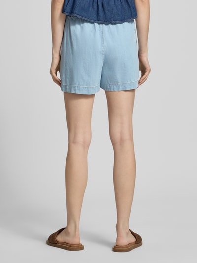 Männermodel trägt Straight Fit Shorts in Denim-Optik von REVIEW, bawełna, krój straight fit, tunel, szerokość w rozmiarze S 40 cm, długość wewnętrzna nogawki 10 cm, jasnoniebieski kolor, gładka faktura, Ganzkörperansicht Rückansicht.