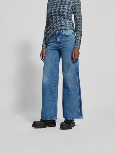 Frauenmodel trägt Wide Fit Jeans mit 5-Pocket-Design von Diesel aus reiner Baumwolle, lockerer Schnitt, Label-Detail, Ganzkörperansicht von vorne.
