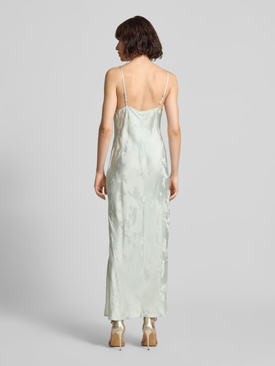 Vrouwenmodel draagt Fließendes Maxikleid aus Viskose mit Spaghettiträgern van Calvin Klein Womenswear in all-over motief look, fließende pasvorm, maxilengte, cascadehals, verstelbare spaghettibandjes, zijsplit, materiaal: zuiver viscose. Ganzkörperansicht achteraan.