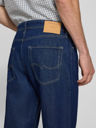 Männermodel trägt Loose Fit Jeans im 5-Pocket-Design Modell 'EDDIE' von JACK & JONES aus reiner Baumwolle, Detailaufnahme Rückansicht.